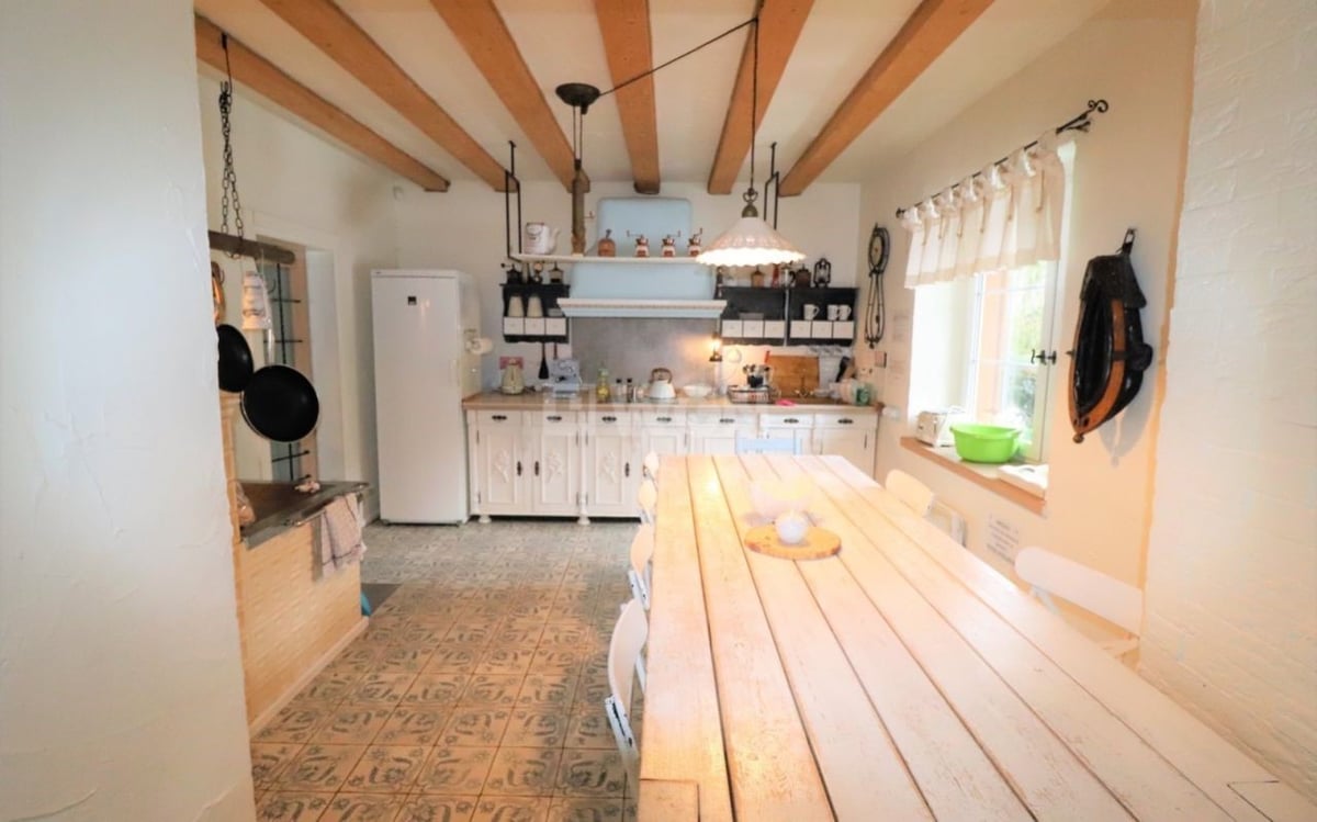 pic 3 (kitchen)